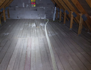 Zateplení stropu rodinného domu pomocí foukané izolace